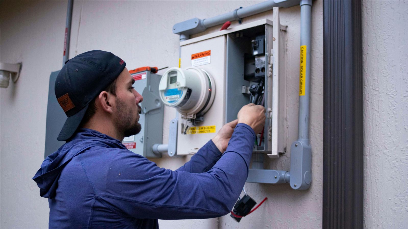 electrician kenner la working on meter base